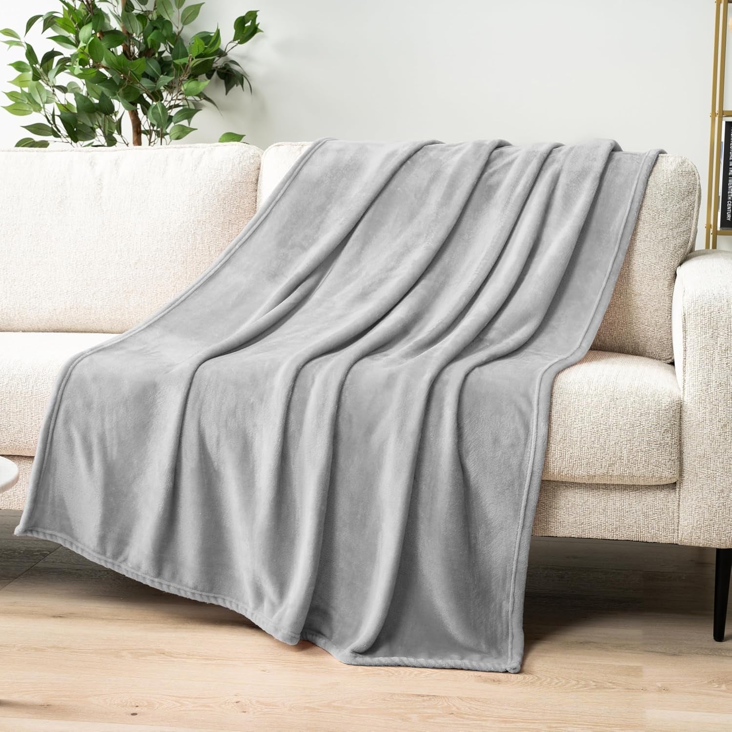 Light Grey Fleece Throw Blanket for Couch, Silver Super Soft Fuzzy Flannel Throw for Sofa, Luxury Plush Microfiber Bed Blanket, Cozy Home Decorative Velvet Gift Blanket, 50X60